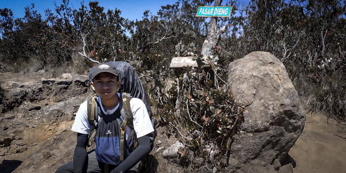 Pengunjung berfoto di Pasar Dieng Gunung Lawu
