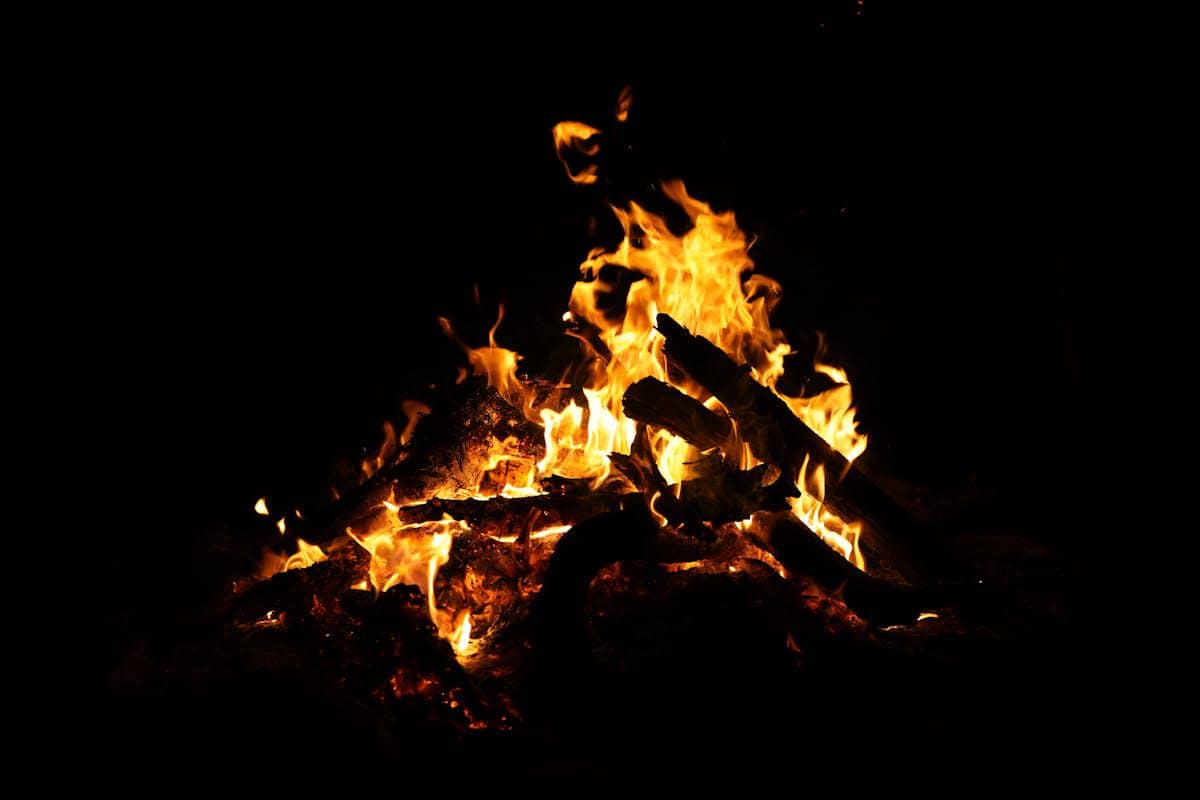 ilustrasi api unggun 