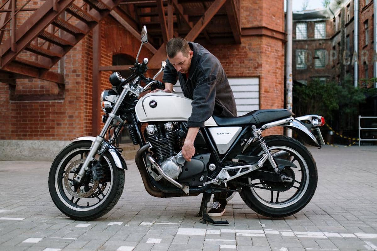 ilustrasi mengecek motor
