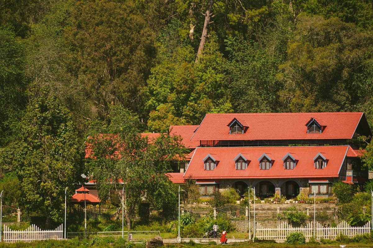 Ilustrasi hotel klasik di wilayah perbukitan 