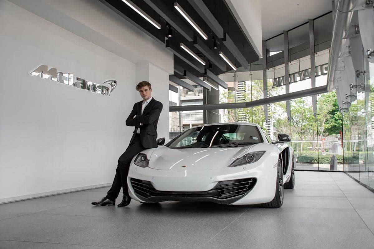 ilustrasi pria dan mobil sport