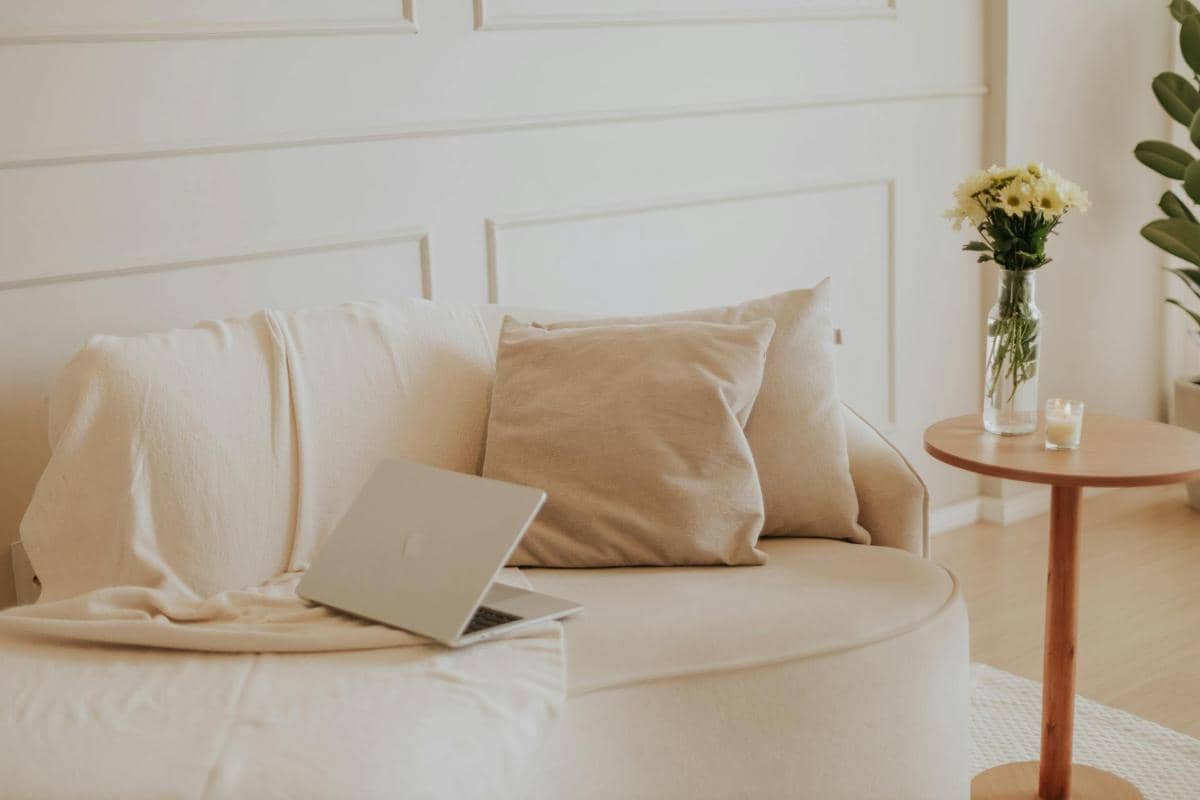 ruang baca dengan sofa warna krem 