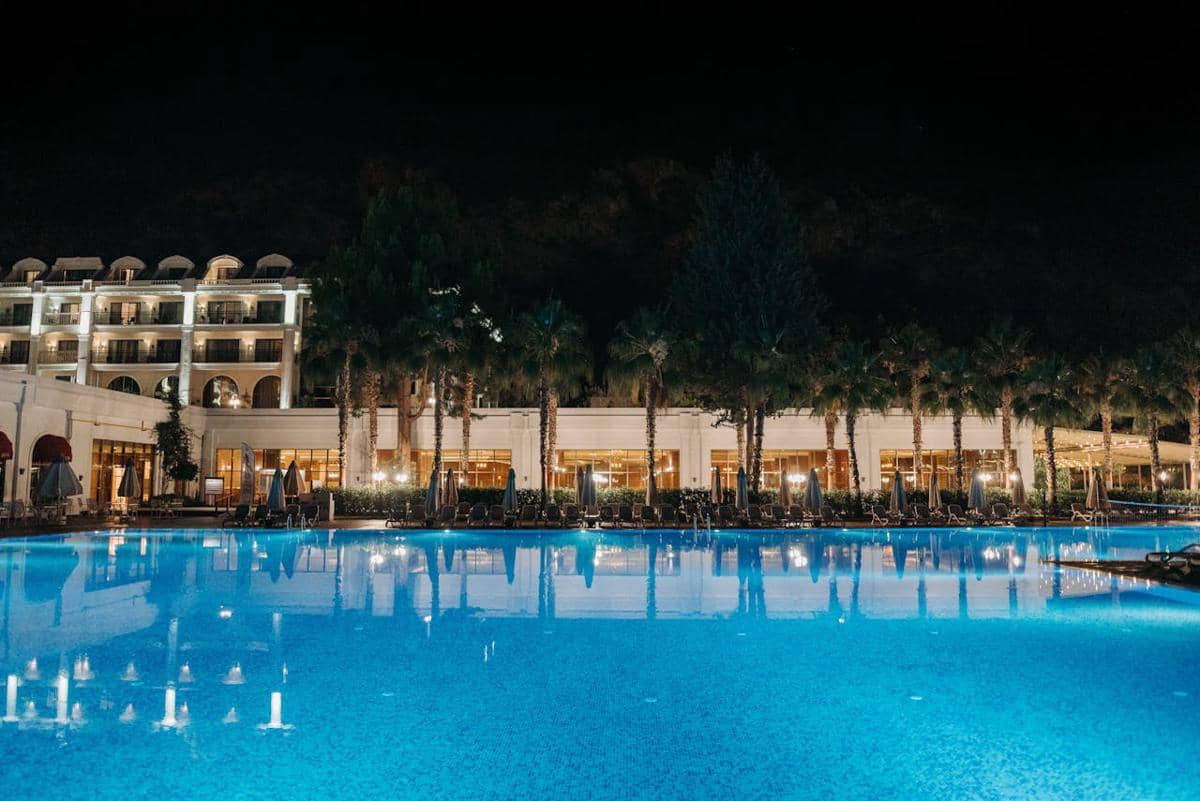 Ilustrasi hotel dengan area kolam renang