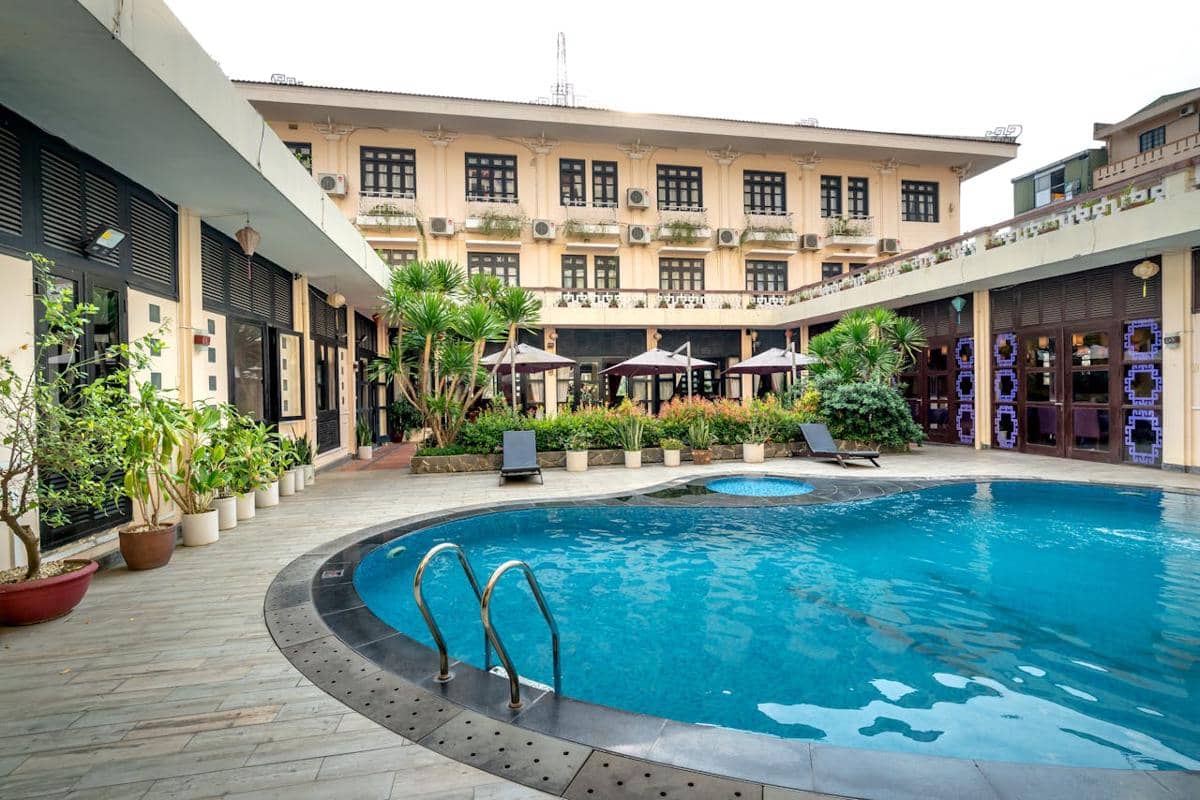 Ilustrasi hotel dengan area kolam renang