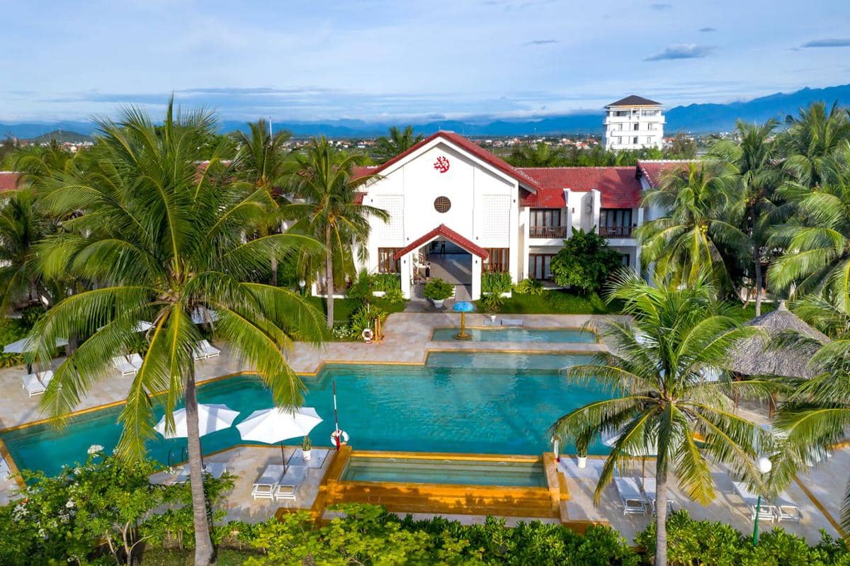 Ilustrasi hotel dengan area kolam renang