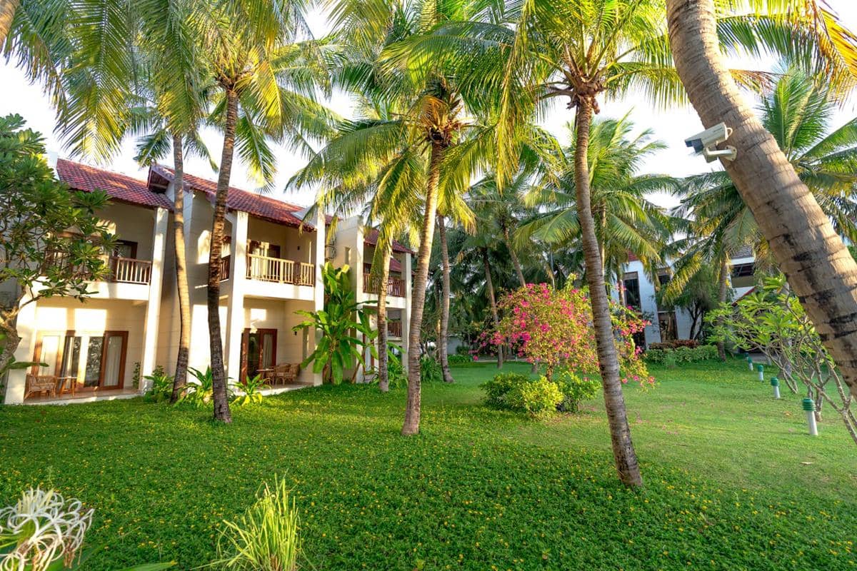 Ilustrasi hotel dengan area taman