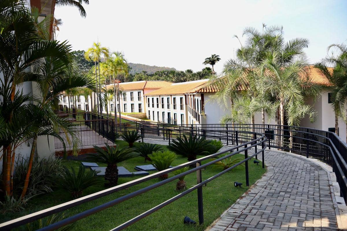 Ilustrasi hotel dengan area taman