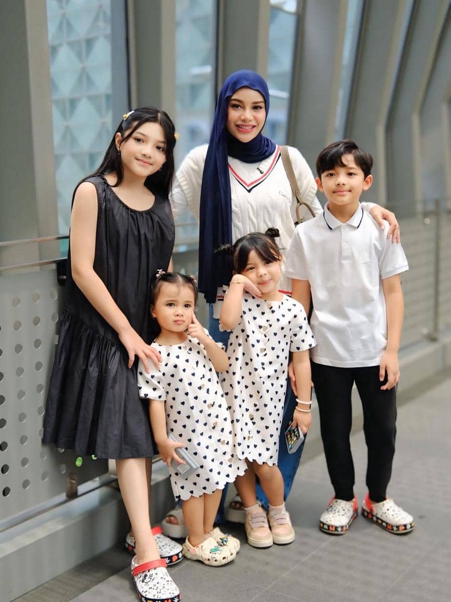 Ashanty berlibur bersama anak dan cucu ke Singapura