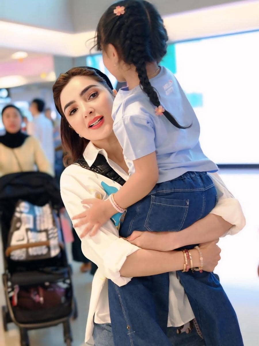 Ashanty berlibur bersama anak dan cucu ke Singapura
