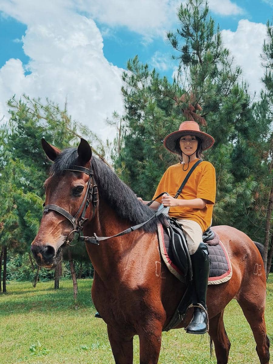 Keluarga Ringgo Agus liburan di Dusun Bambu, Lembang