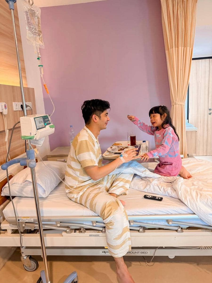Teuku Ryan dirawat di RS dan ditemani Moana