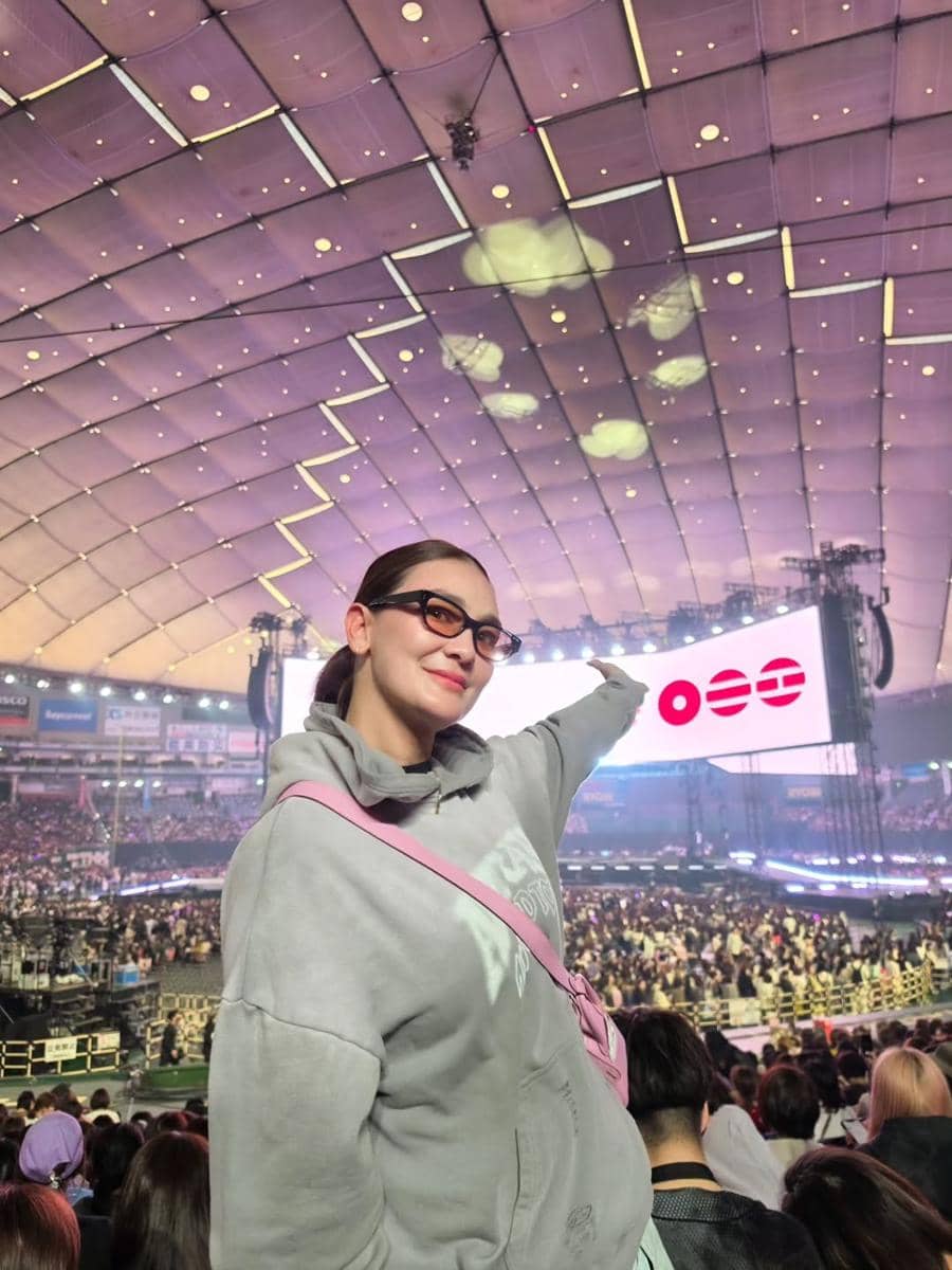Luna Maya saat nonton BTS di Jepang