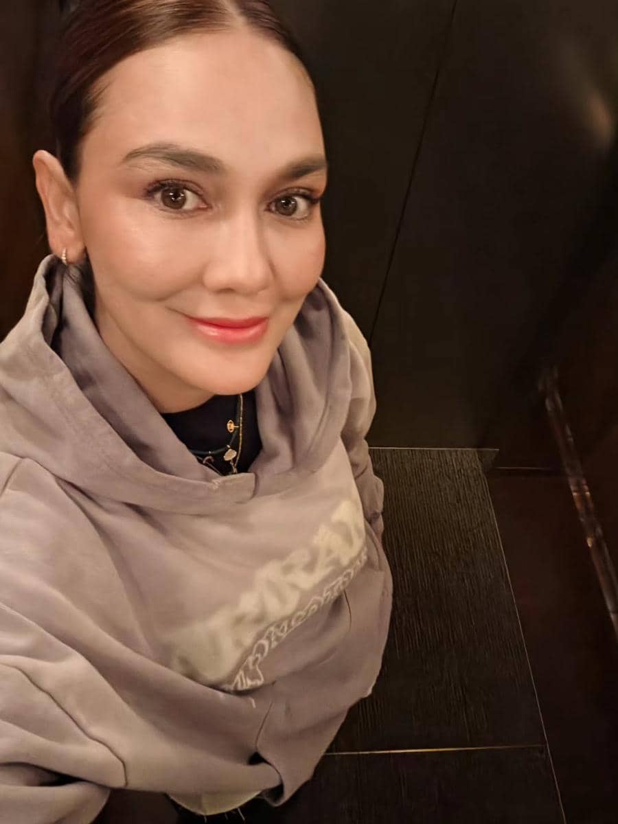 Luna Maya saat nonton BTS di Jepang