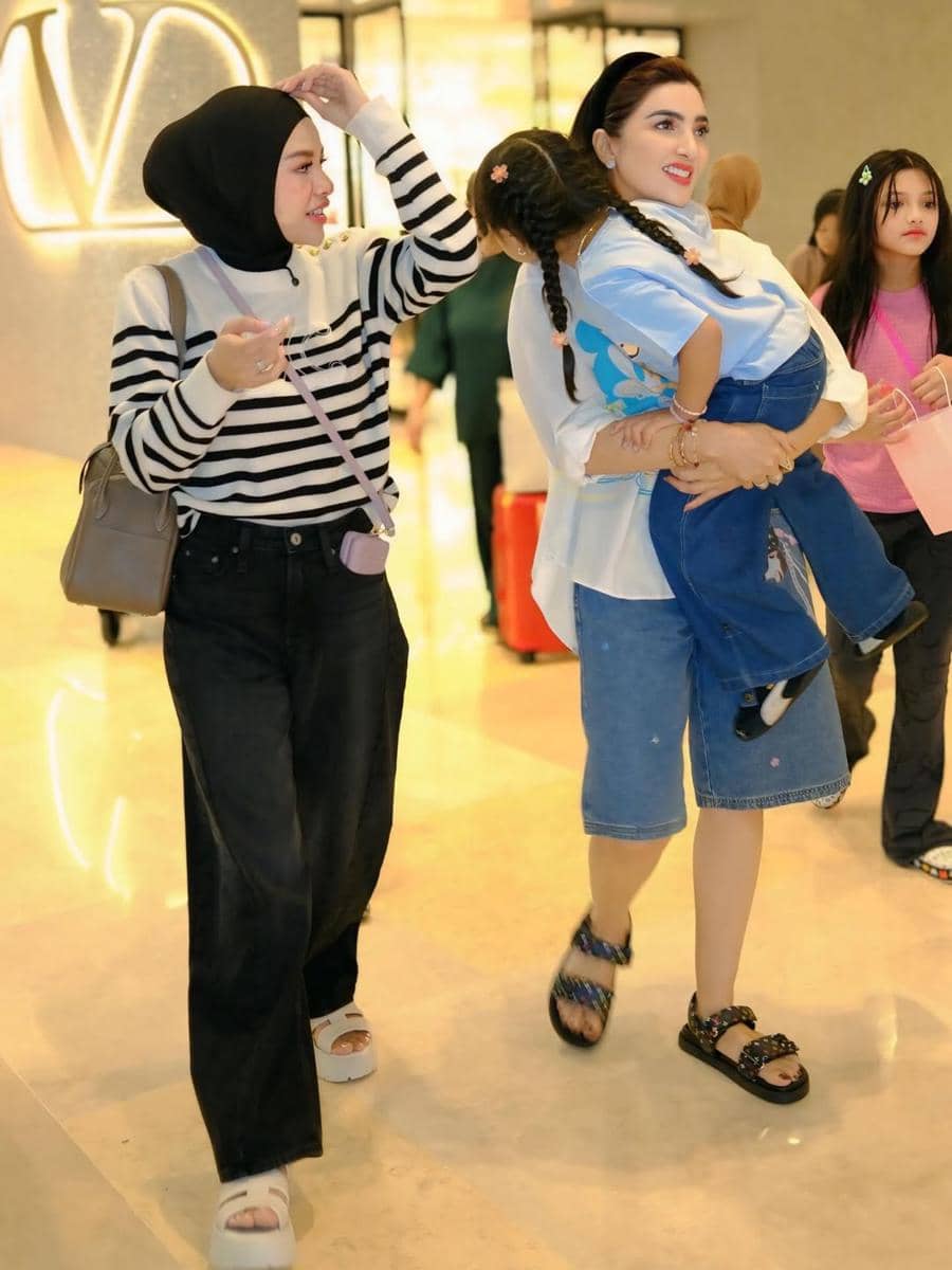 Ashanty berlibur bersama anak dan cucu ke Singapura