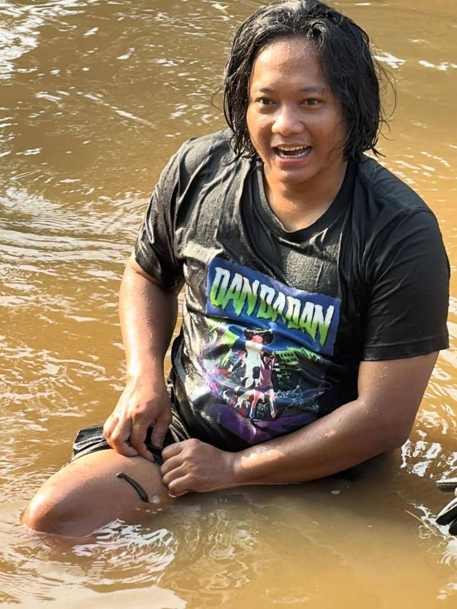 Ria Ricis menangkap ikan sapu-sapu di Sungai Ciliwung