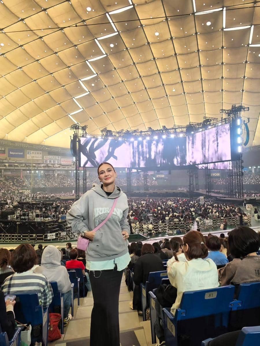 Luna Maya saat nonton BTS di Jepang