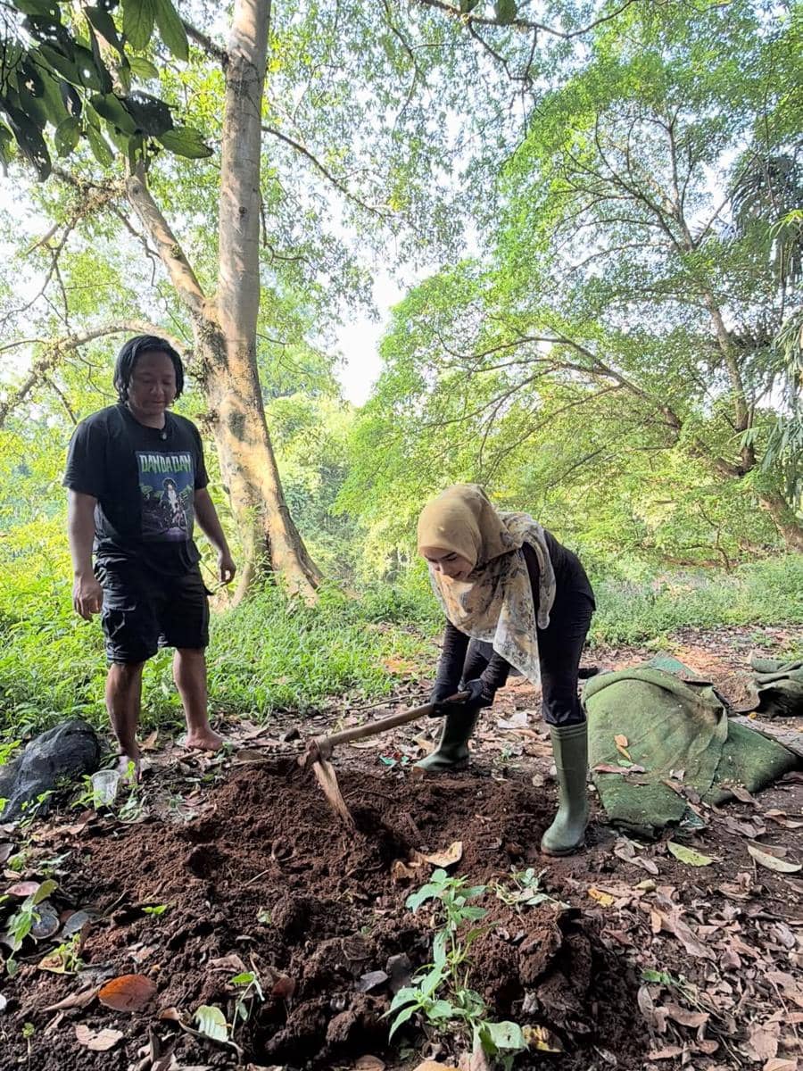 Ria Ricis menangkap ikan sapu-sapu di Sungai Ciliwung