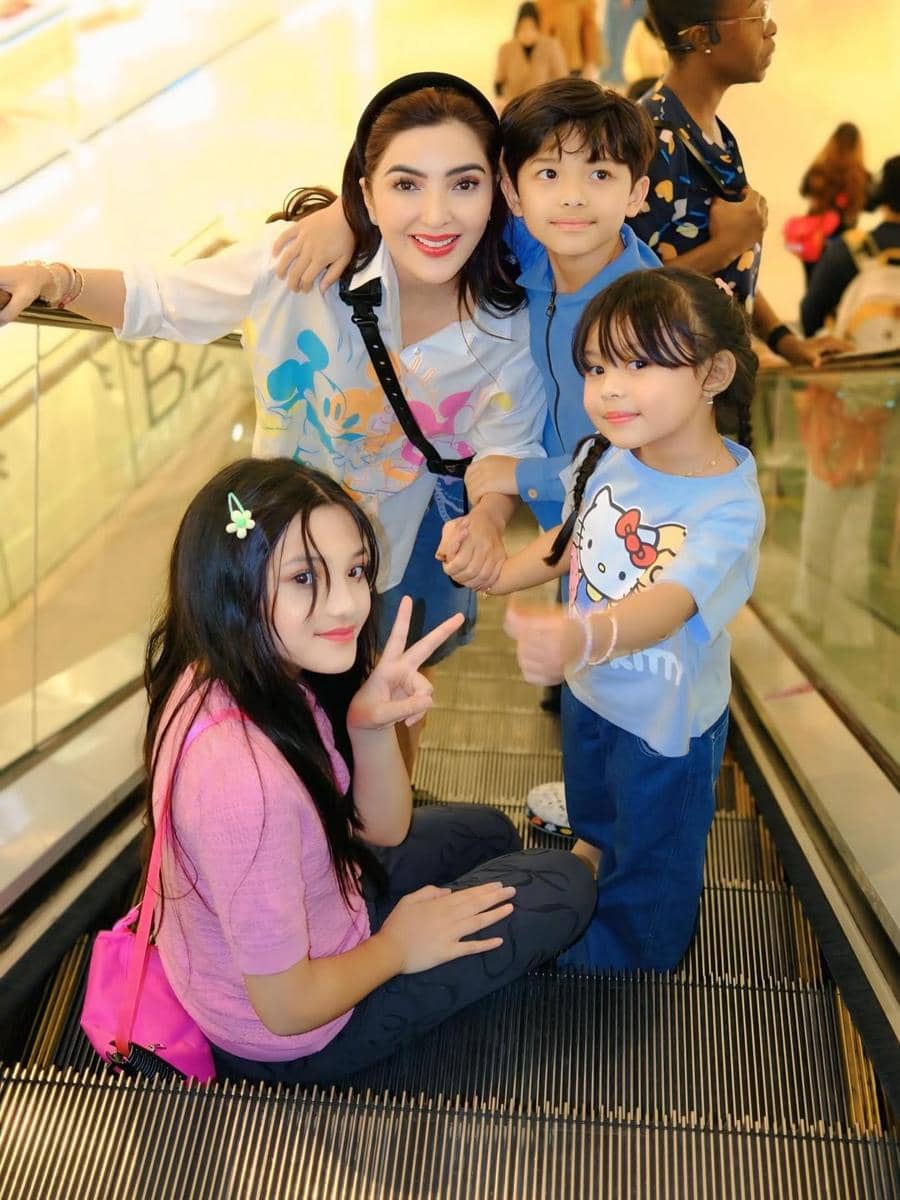 Ashanty berlibur bersama anak dan cucu ke Singapura
