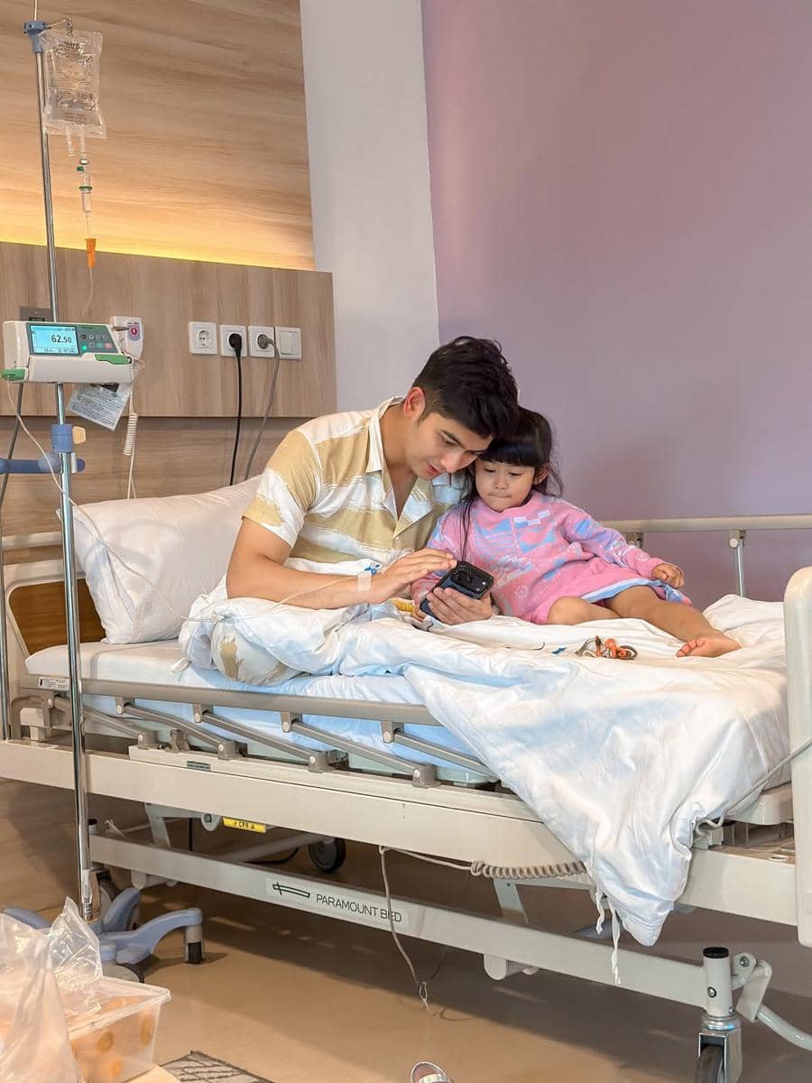 Teuku Ryan dirawat di RS dan ditemani Moana