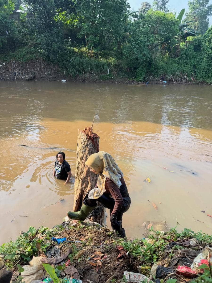 Ria Ricis menangkap ikan sapu-sapu di Sungai Ciliwung