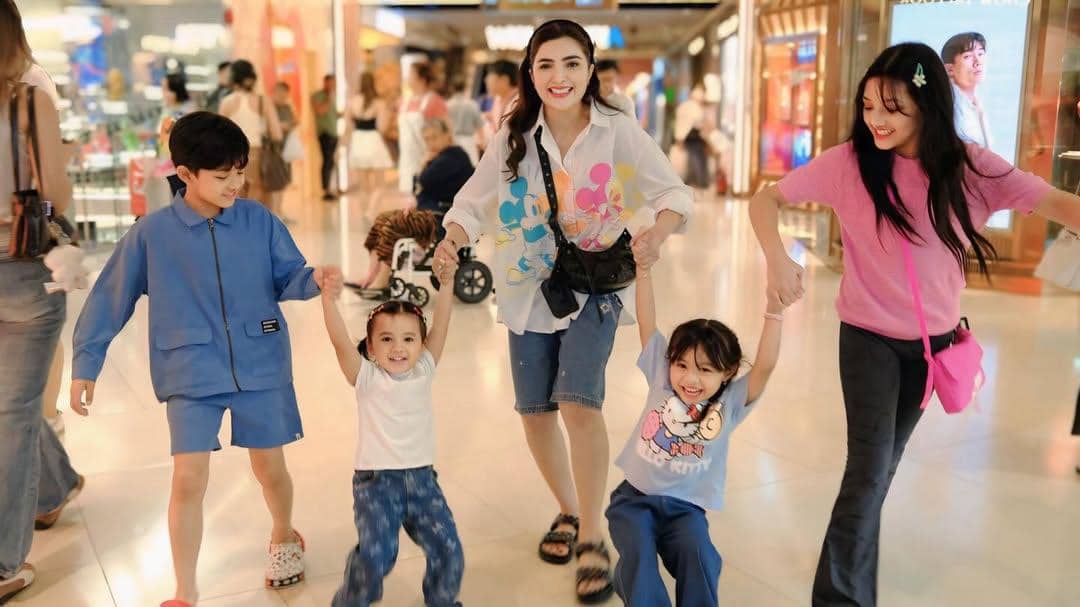 10 Potret Ashanty Berlibur bersama Anak dan Cucu ke Singapura, Seru!