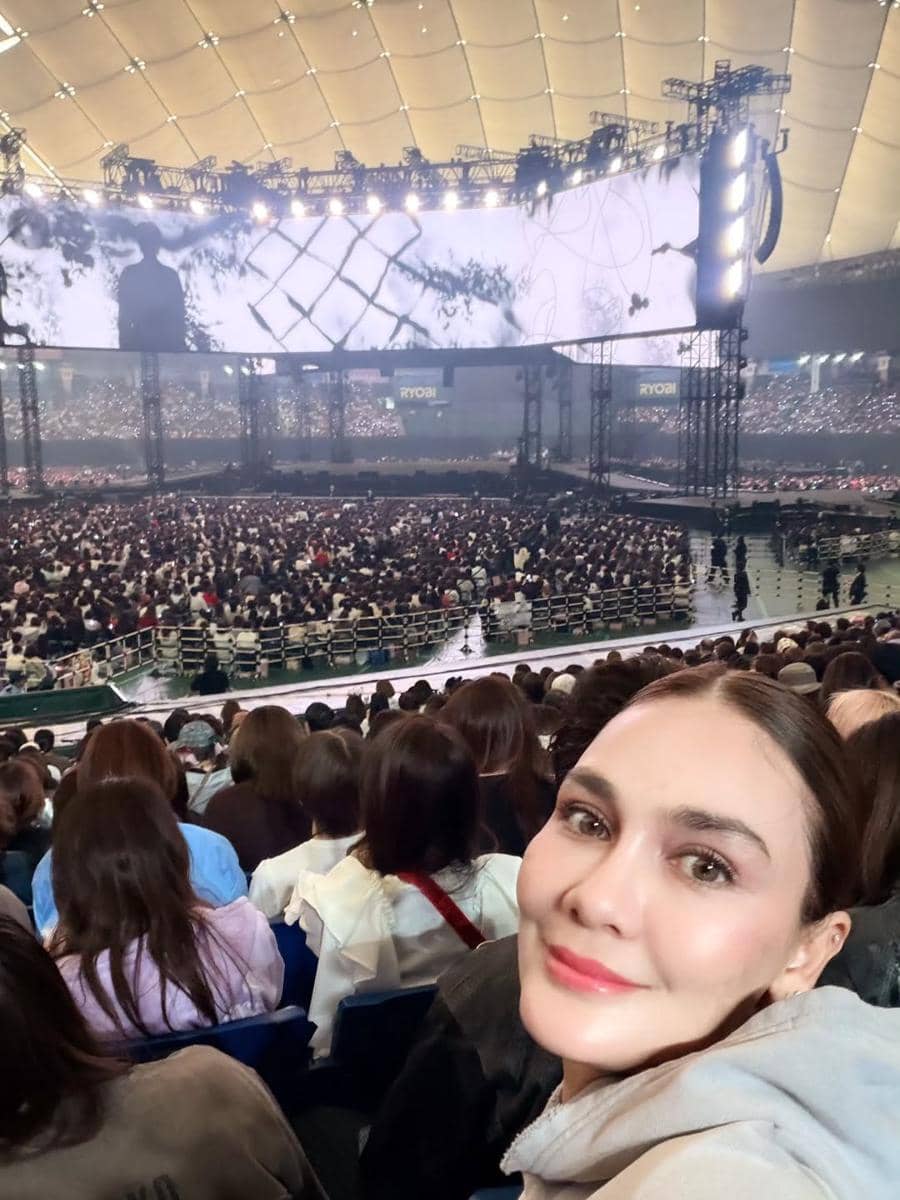Luna Maya saat nonton BTS di Jepang