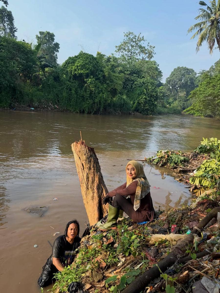 Ria Ricis menangkap ikan sapu-sapu di Sungai Ciliwung