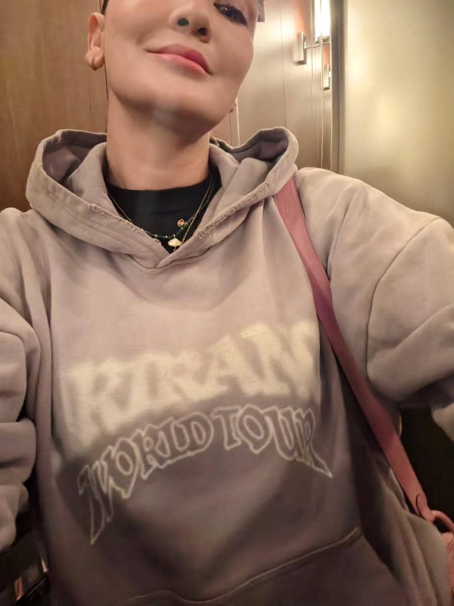 Luna Maya saat nonton BTS di Jepang