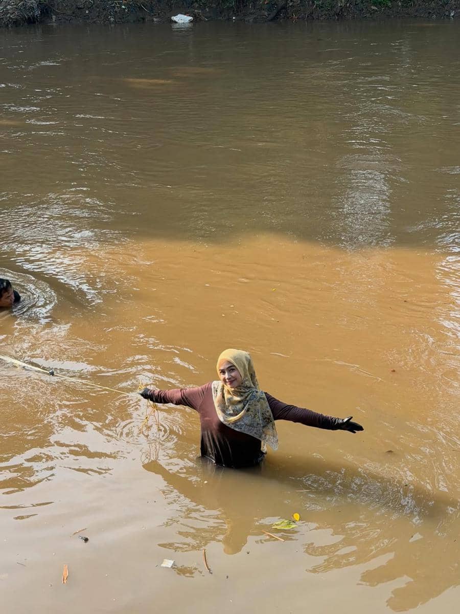 Ria Ricis menangkap ikan sapu-sapu di Sungai Ciliwung