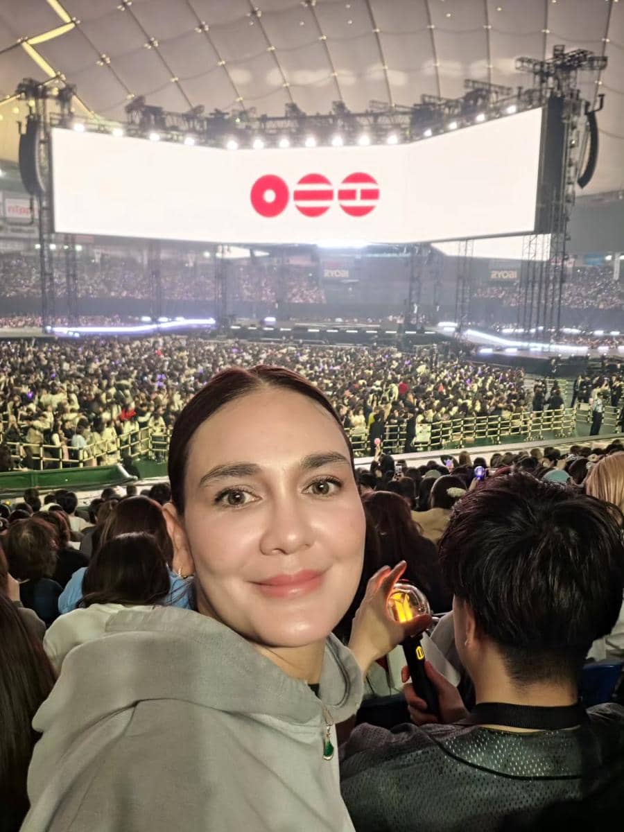 Luna Maya saat nonton BTS di Jepang