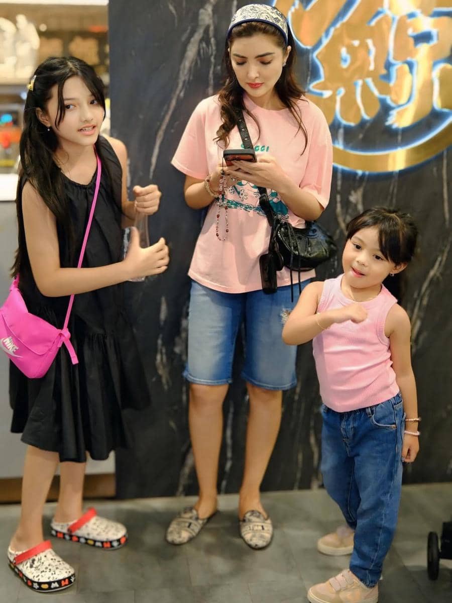 Ashanty berlibur bersama anak dan cucu ke Singapura