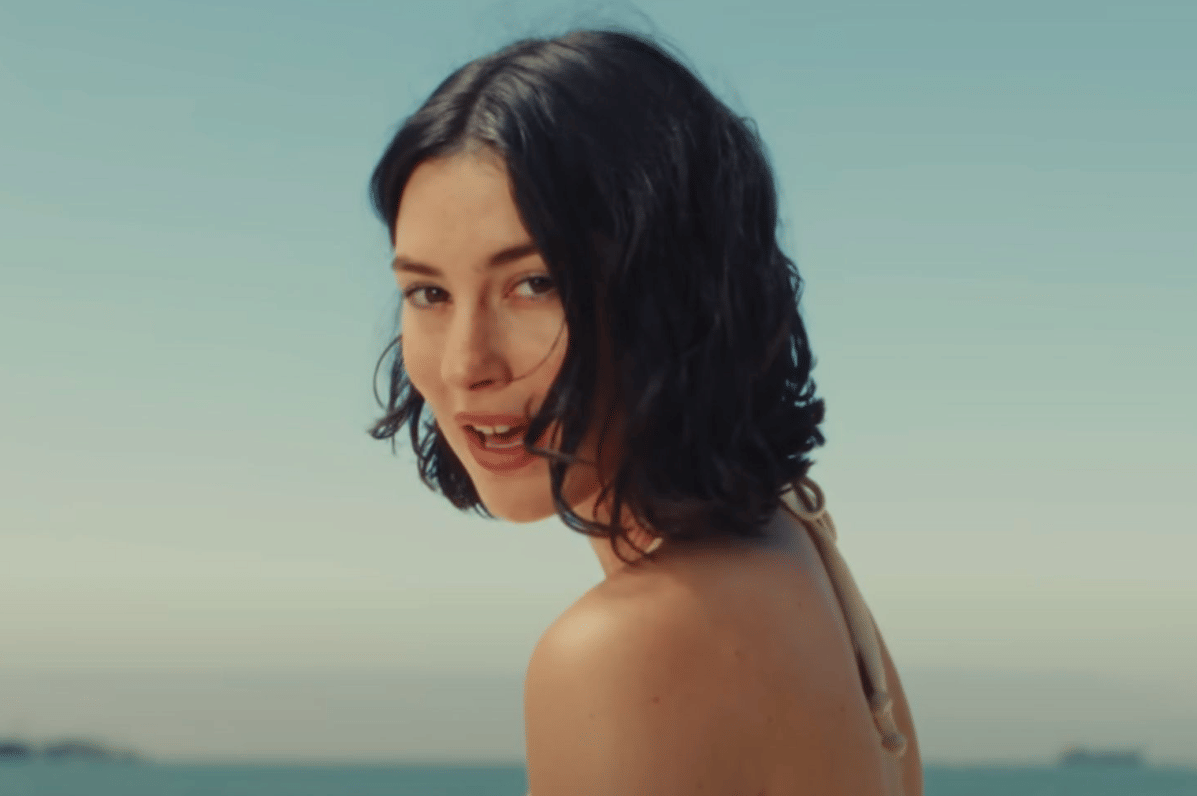 Lirik Lagu I Love You, I'm Sorry - Gracie Abrams beserta Maknanya