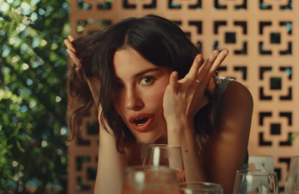 Gracie Abrams dalam musik video "I Love You, I'm Sorry" 