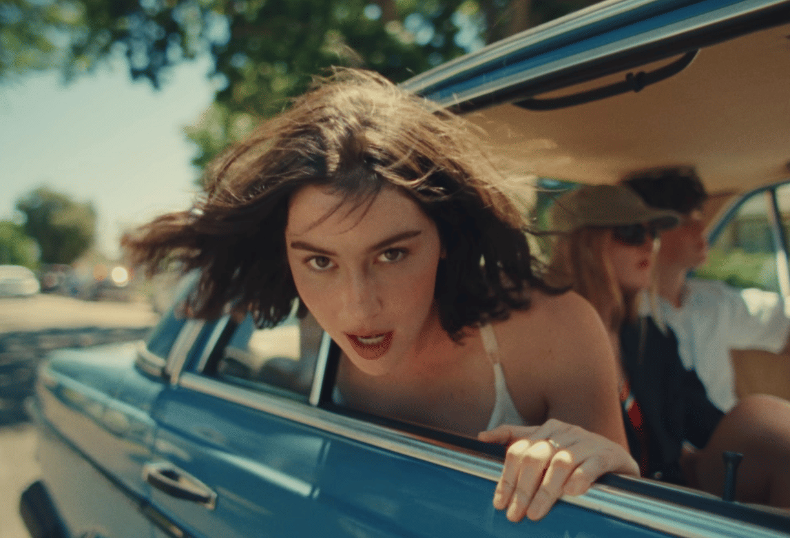 Gracie Abrams dalam musik video "I Love You, I'm Sorry"