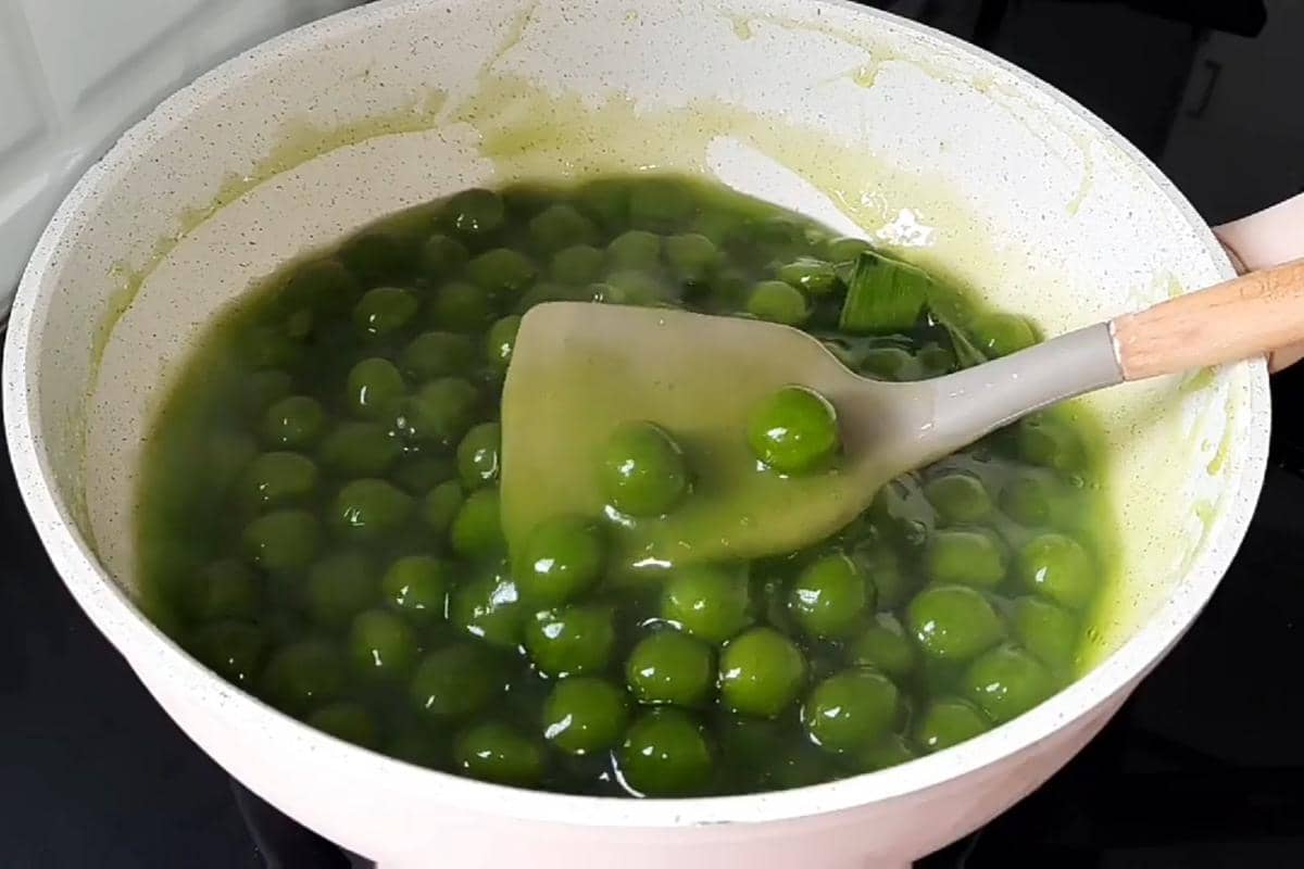 ilustrasi membuat bubur candil pandan
