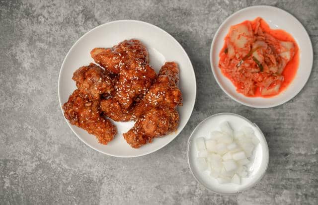 ilustrasi ayam goreng dengan chicken-mu 