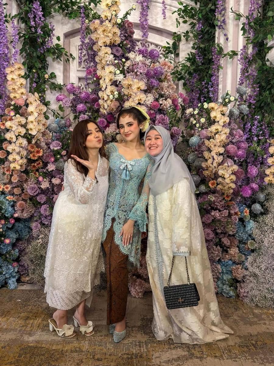 momen Rizkina Nazar menghadiri pernikahan Syifa Hadju dan El Rumi
