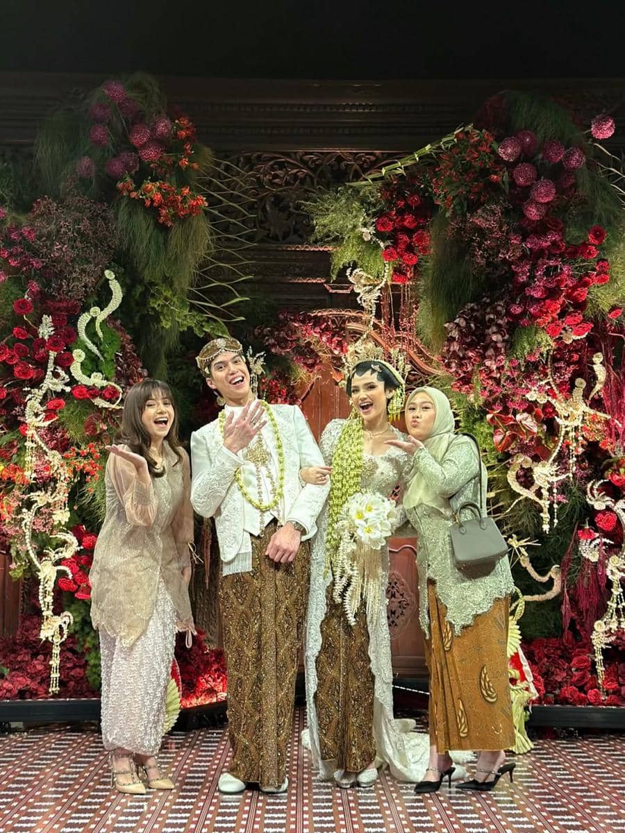 momen Rizkina Nazar menghadiri pernikahan Syifa Hadju dan El Rumi