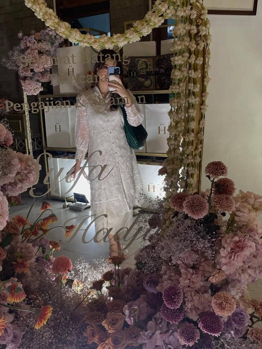 momen Rizkina Nazar menghadiri pernikahan Syifa Hadju dan El Rumi