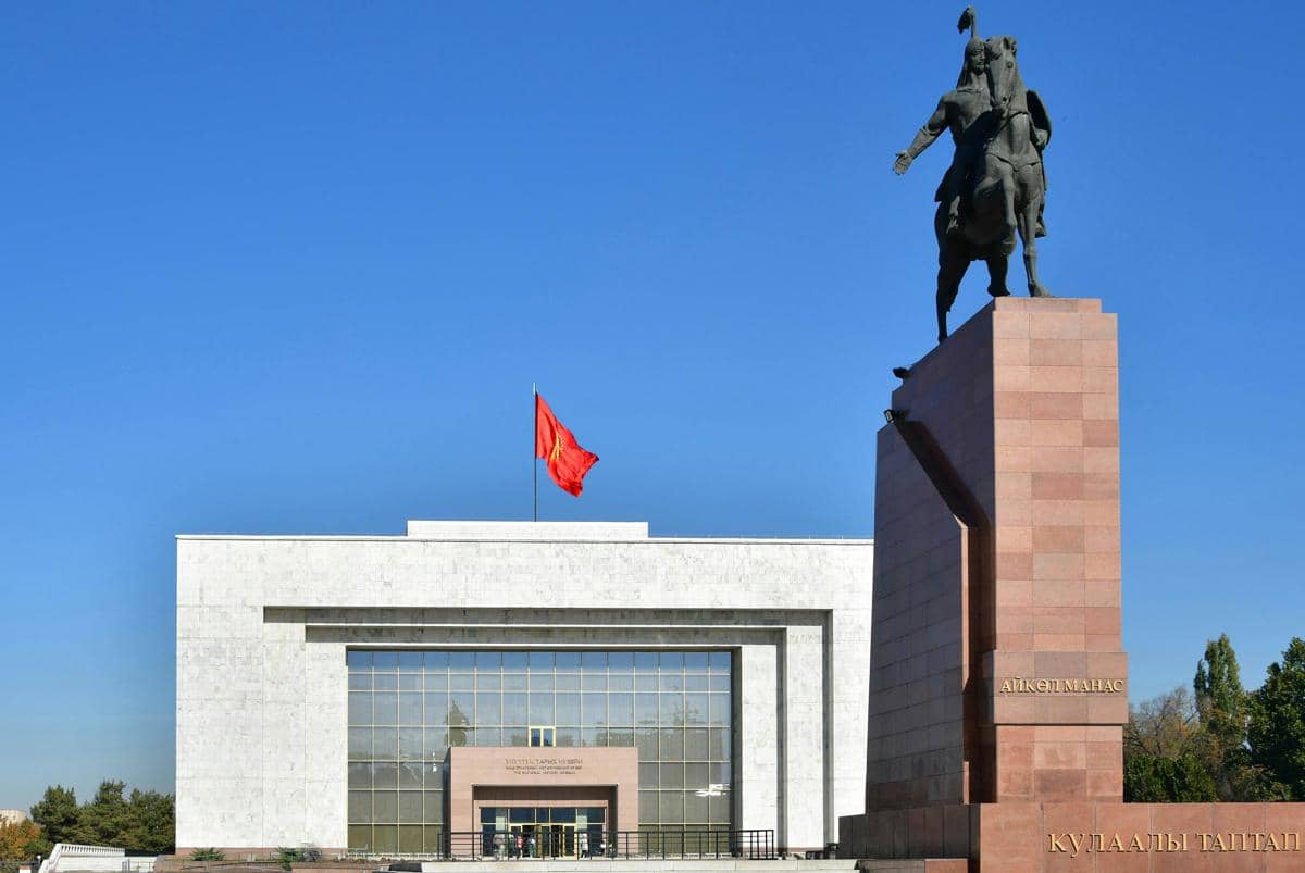 Ala-Too Square di Bishkek dengan bangunan dan monumen yang mencerminkan warisan arsitektur era Soviet.
