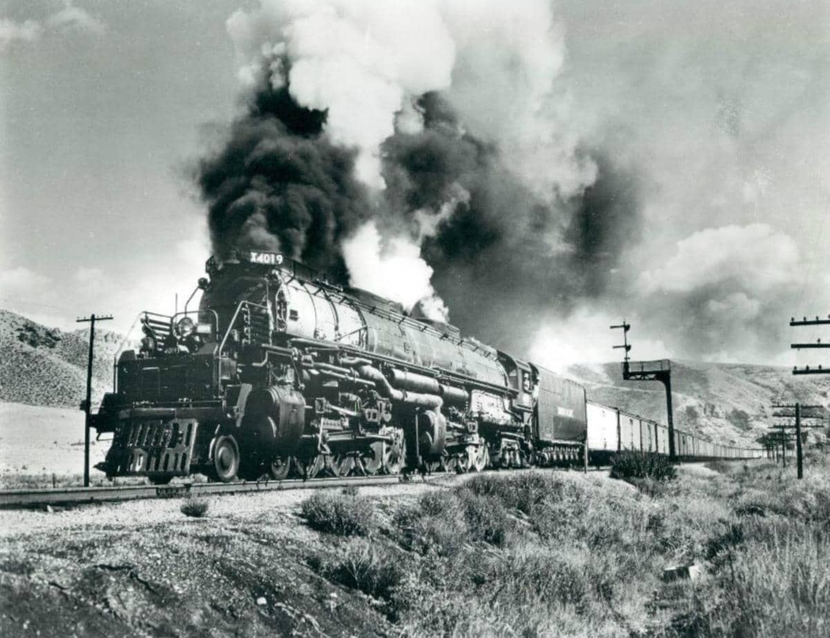 potret masa lalu  lokomotif Union Pacific Big Boy bernomor # 4019 yang sedang menarik gerbong di negara bagian Utah, AS