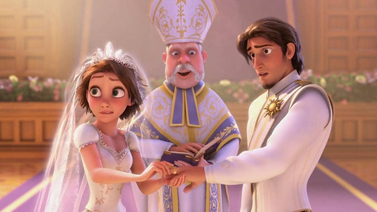 Adegan animasi dari film Tangled Ever After menampilkan pasangan pengantin dan pendeta di upacara pernikahan kerajaan.
