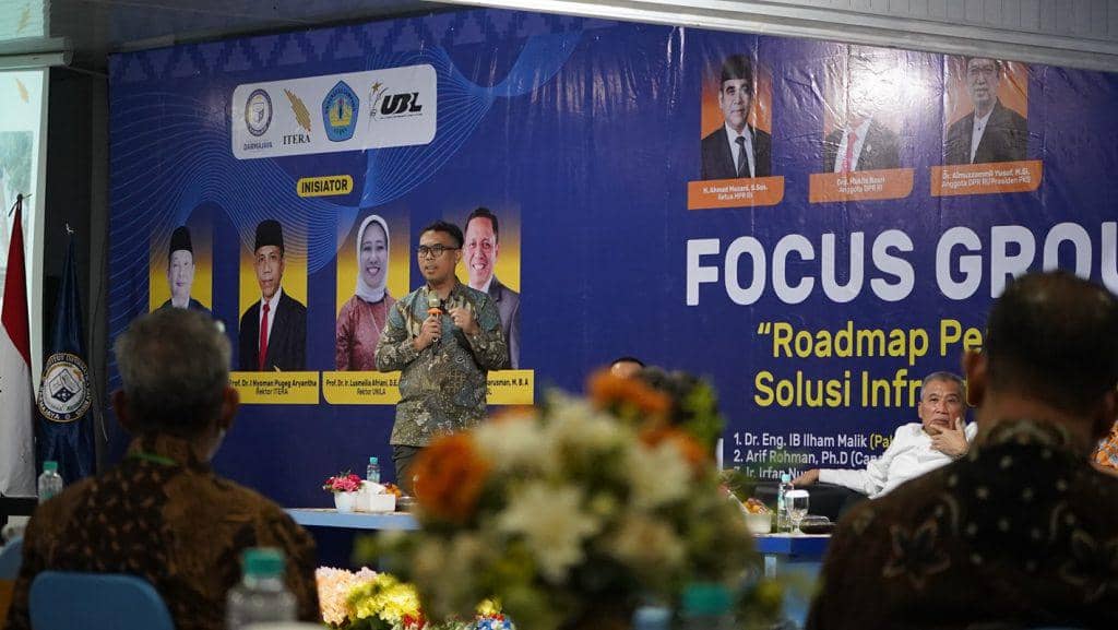 Seorang pembicara memaparkan materi dalam Forum Group Discussion Roadmap Penanganan Banjir Bandar Lampung di Kampus IBI Darmajaya.