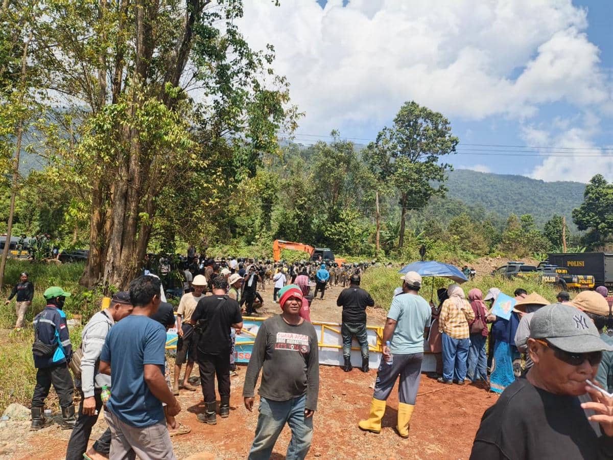 Para petani Laoli di Luwu Timur, Sulawesi Selatan, saat berupaya mempertahankan lahan yang digusur oleh pemerintah setempat, Rabu (29/4/2026