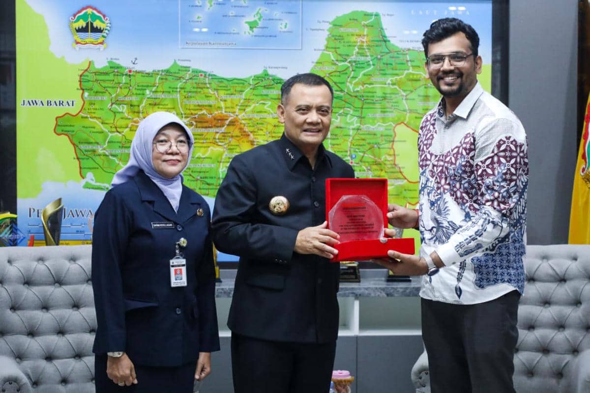 Gubernur Jawa Tengah Ahmad Luthfi menerima plakat penghargaan dari seorang tamu di ruang kerjanya, disaksikan seorang pejabat perempuan.