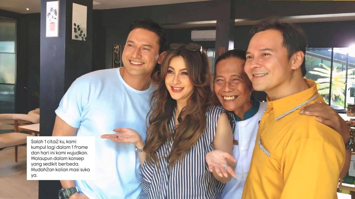 Empat orang tersenyum berdiri berdekatan di dalam ruangan, tampak akrab dan bergaya santai saat berfoto bersama.