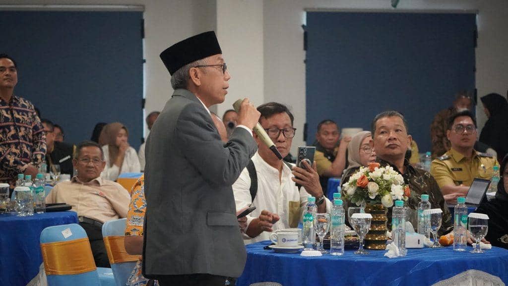 Seorang peserta berbicara menggunakan mikrofon dalam Forum Group Discussion Roadmap Penanganan Banjir di Kampus IBI Darmajaya, Bandar Lampung.