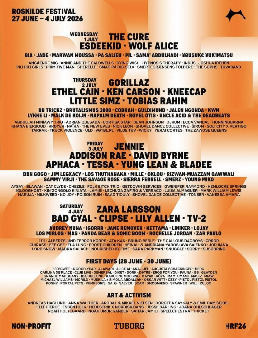 Poster lineup Roskilde Festival 2026 dengan daftar artis seperti The Cure, Gorillaz, Jennie, Zara Larsson, dan Lily Allen di latar oranye.
