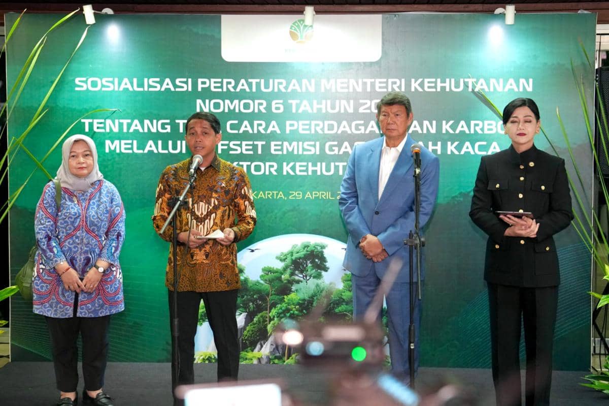 Empat perwakilan Kementerian Kehutanan berdiri di atas panggung saat sosialisasi Permenhut Nomor 6 Tahun 2026 tentang perdagangan karbon nasional.