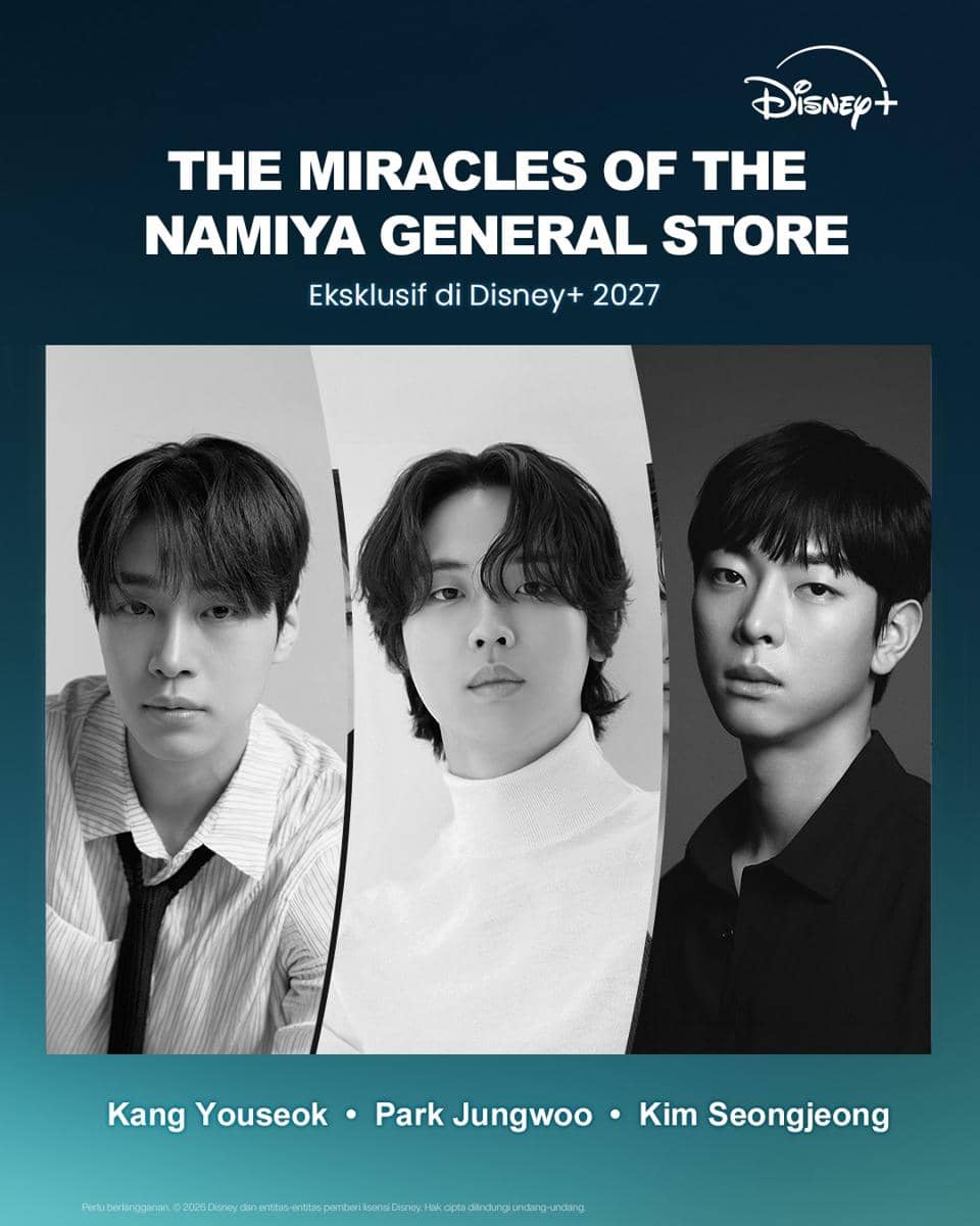 Poster drama The Miracles of the Namiya General Store menampilkan tiga aktor utama dengan latar hitam putih dan logo Disney+ di bagian atas.